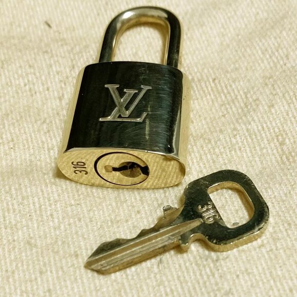 LOUIS VUITTON LV 10 SET PADLOCK KEY CHARM CADENA GOLD-PLATED FRANCE - Picture 3 of 4